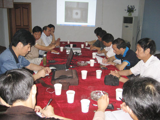 总工程师郑毅（左）在工地聚会上讲话 - 365英国上市〔www.iTongxin.cn〕